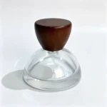 Vista frontale della bottiglia per profumo 30ml con il suo tappo in legno emisferico montato.