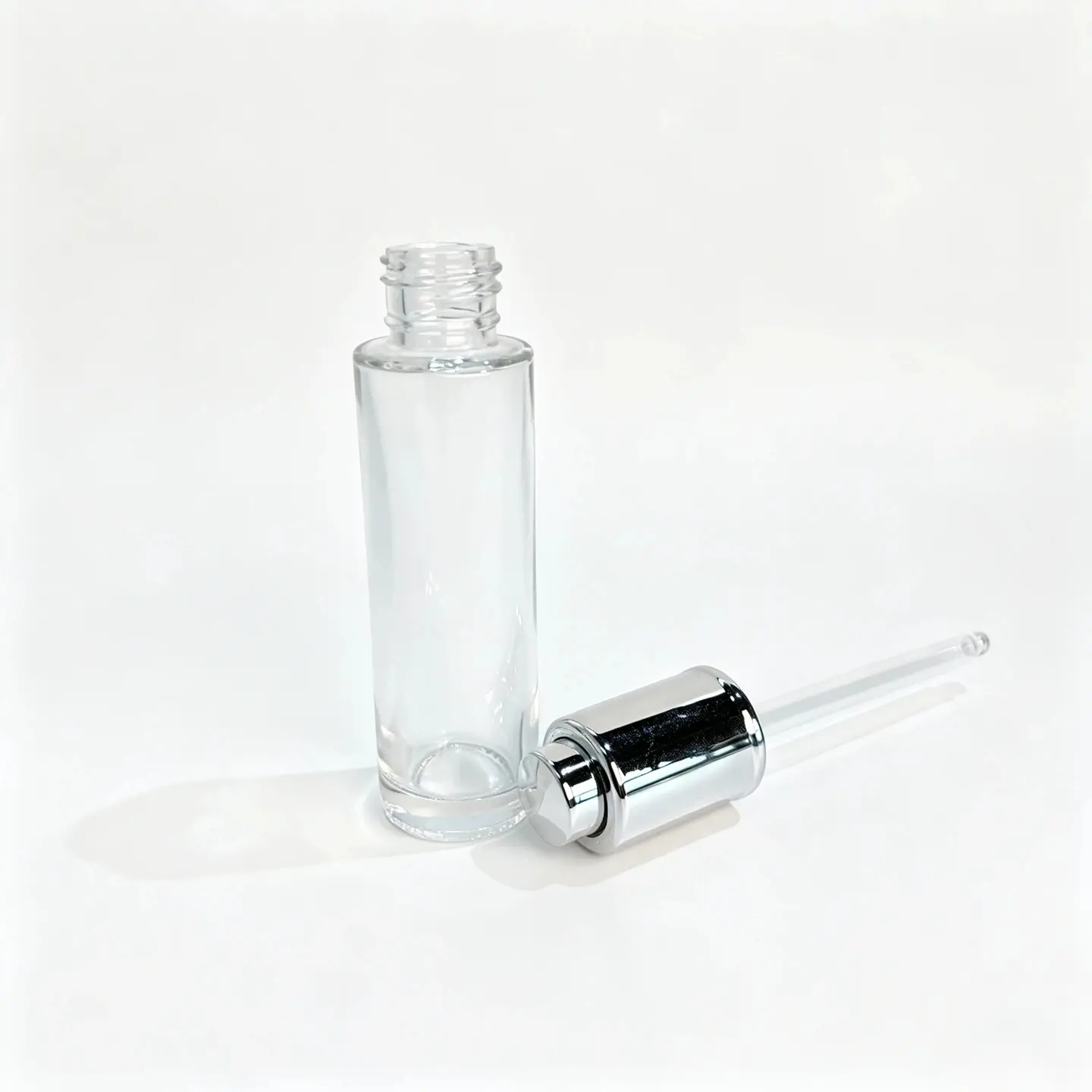 Botella de vidrio para suero redonda de 30ml y accesorios de cierre Botella de vidrio para suero redonda de 30ml mostrada con accesorios de cierre separados para seleccionar una configuración de envase de cuidado de la piel