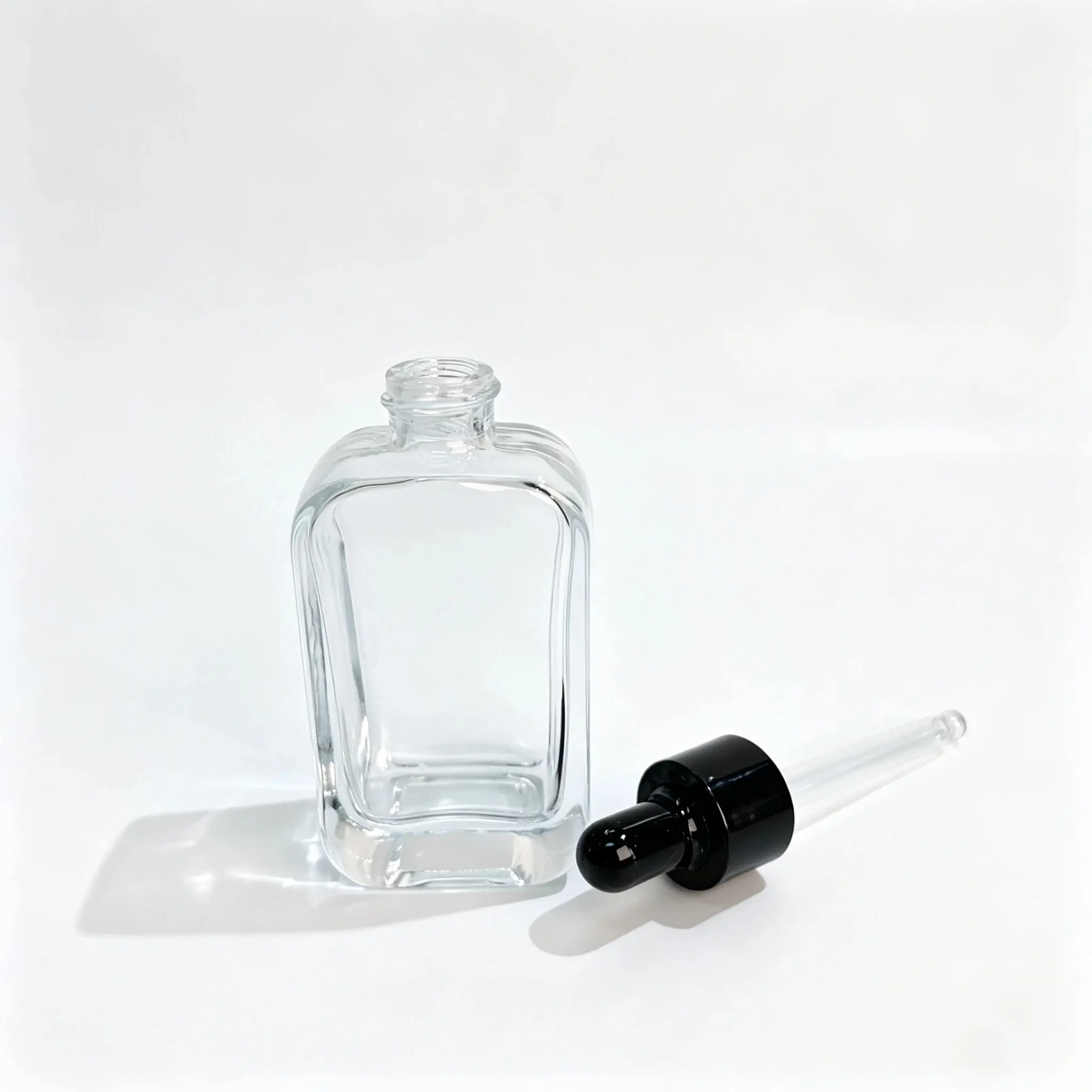 30ml flacone per packaging siero mostrato separatamente con il suo componente contagocce abbinato