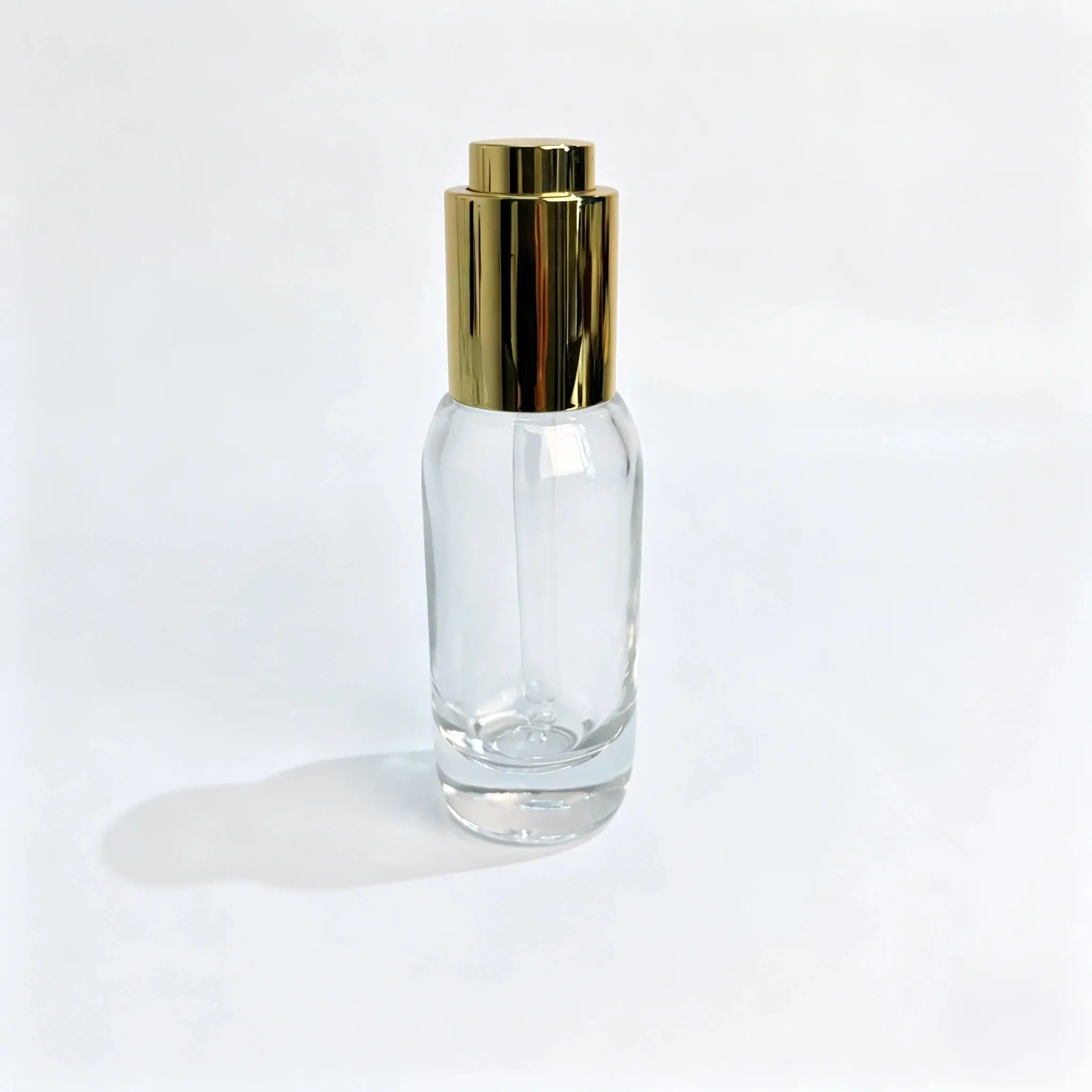 Vedere frontală a flaconului slim 30ml pentru ser flacon slim 30ml pentru ser prezentat din față, cu închiderea sa asamblată și profilul alungit de ambalaj cosmetic