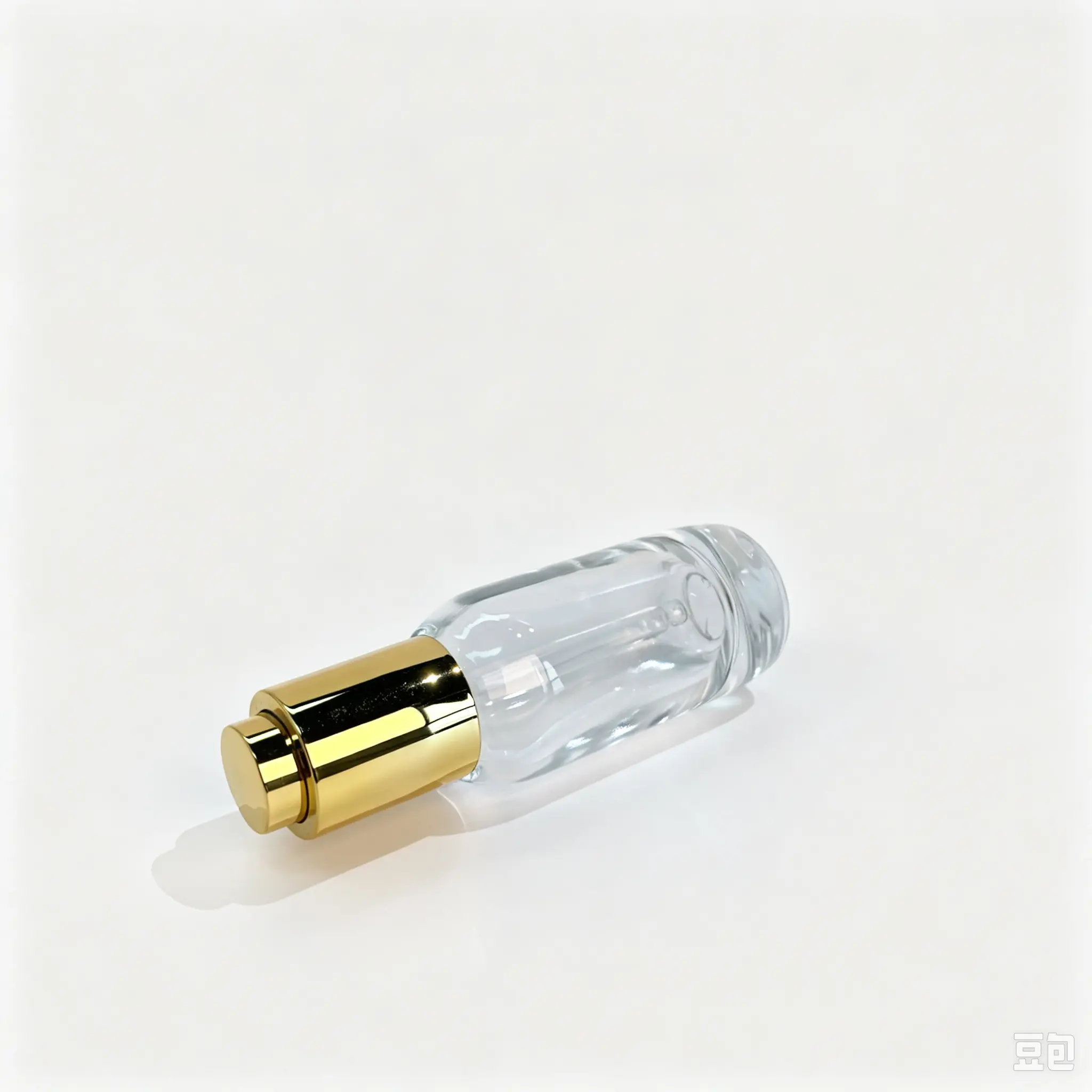 Vedere laterală a flaconului slim 30ml pentru ser Vedere laterală a flaconului 30ml pentru ser de îngrijire a pielii, arătând corpul său îngust și proporțiile generale cu capacul atașat