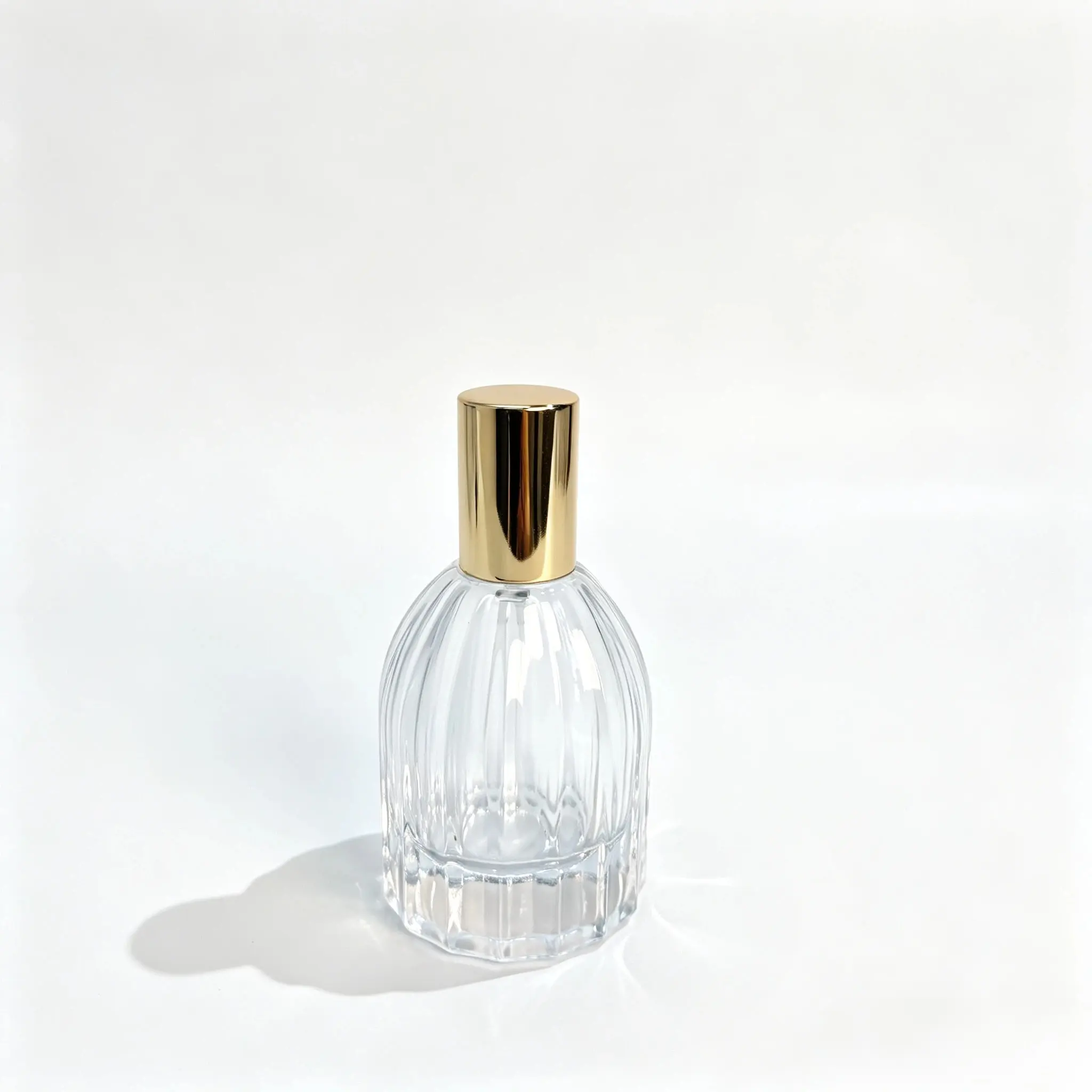 30ml Butelka perfum Teardrop – widok z przodu Widok z przodu butelki perfum Teardrop 30ml z pionowo żłobkowanym korpusem, zamontowanym atomizerem i dekoracyjnym kapturkiem.