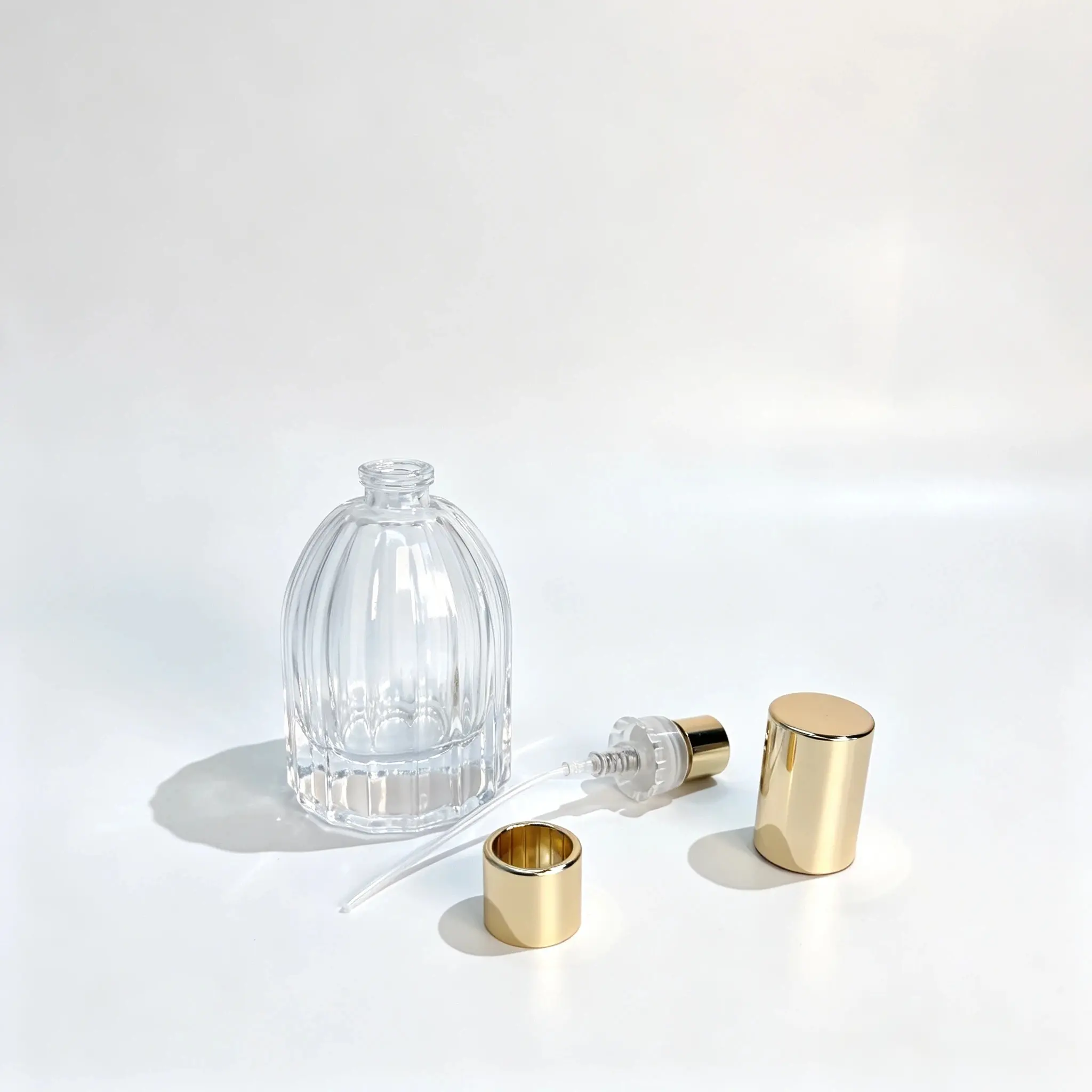 30ml Butelka perfum Teardrop – elementy: atomizer, rurka zasysająca i kapturek Butelka perfum Teardrop 30ml bez kapturka, przedstawiona z osobnym atomizerem do zapachu, rurką zasysającą i dekoracyjnym kapturkiem jako elementami do montażu opakowania.