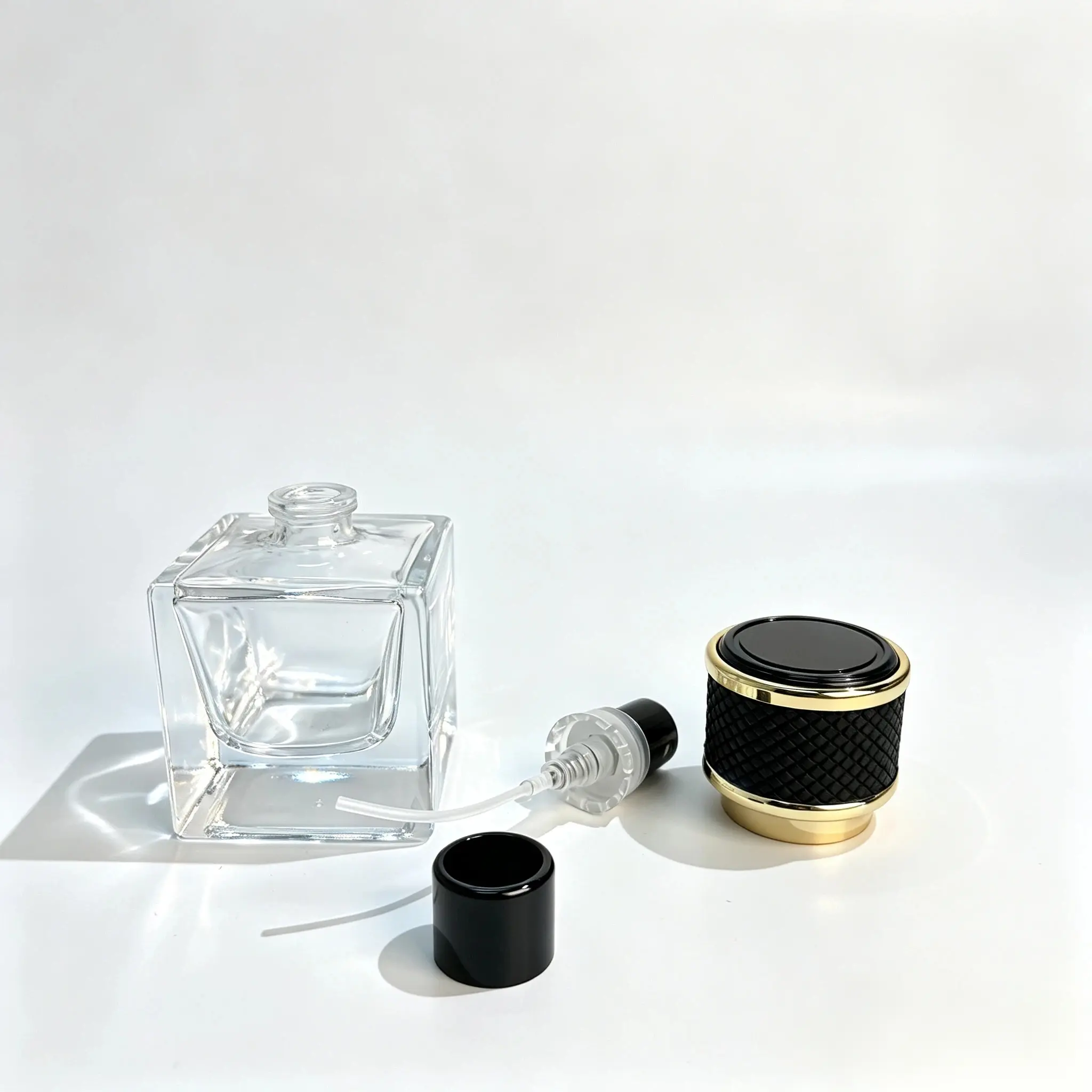 30ml V-Cut Perfume Bottle – Sprayer, Dip Tube and Black Woven Cap Components Separate components of the 30ml V-cut perfume bottle, including the glass body, spray pump, dip tube, and black diamond-weave cap with gold trim.