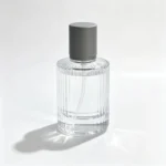 Dekoratif kapağı ve silindirik parfüm ambalajı tasarımı ile 30ml dikey yivli parfüm şişesinin önden görünümü.