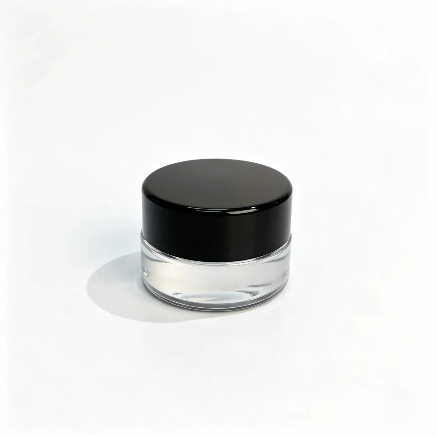 Vista frontal de um 3g frasco de amostra de creme em vidro transparente com tampa de rosca preta para embalagens em miniatura de creme facial e cuidados de pele.