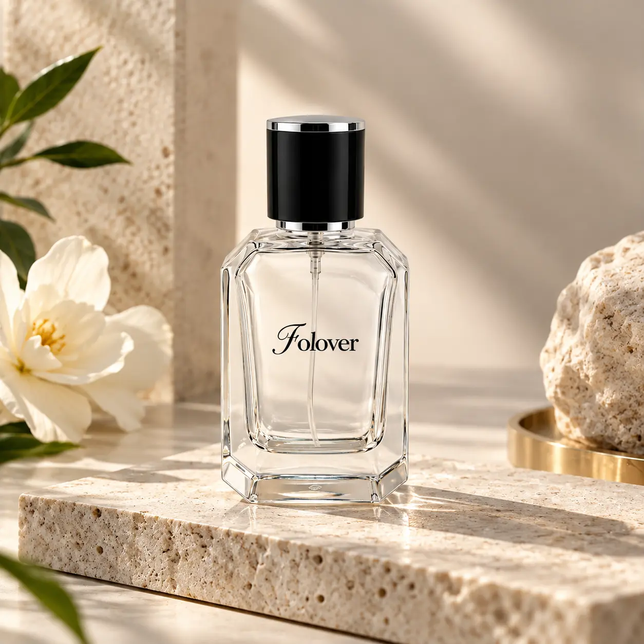 40ml Faceted Perfume Bottle – Fragrance Display Scene 40ml faceted perfume bottle with a black and silver cap presented in a fragrance display setting.