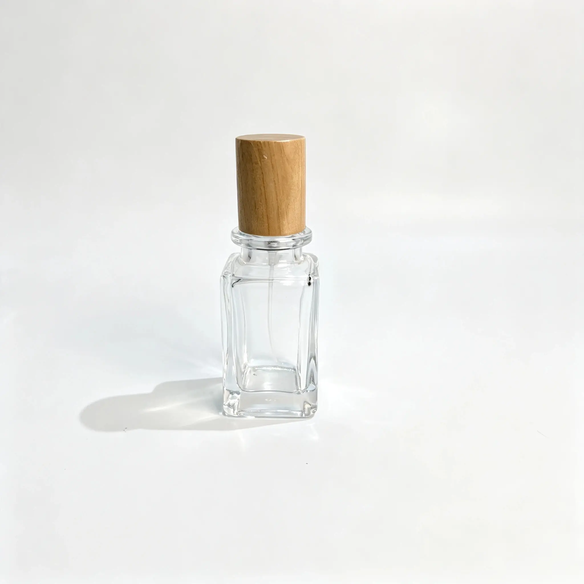 40ml Flacon de parfum carré avec capuchon en bois droit – vue de face Vue de face du flacon de parfum carré 40ml doté d'une base épaisse et d'un bouchon droit en bois pour l'emballage de parfum.