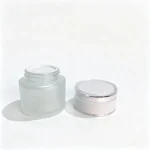 50g tarro de crema esmerilado translúcido combinado con su tapa de rosca blanca para envases de crema cosmética