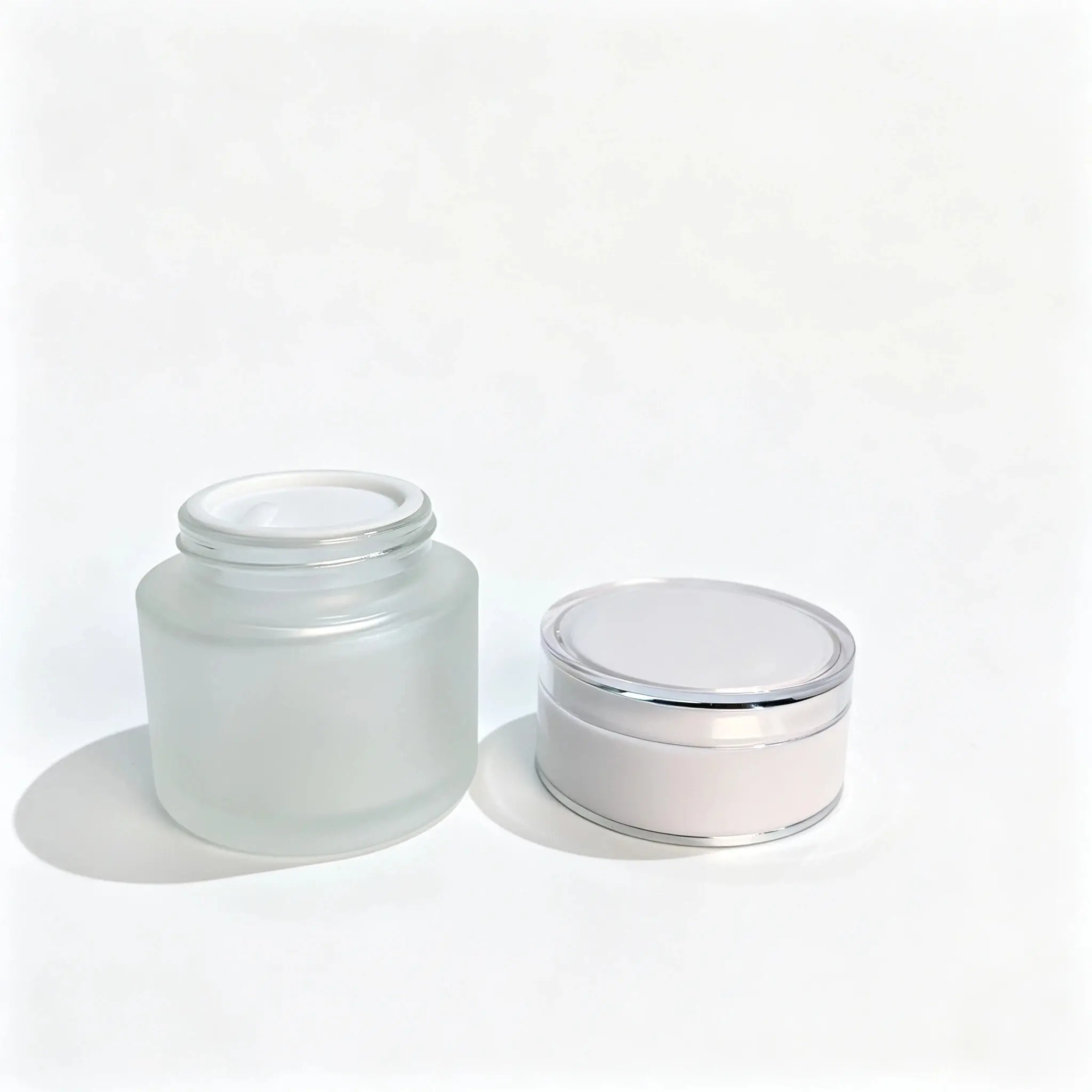 50g tarro de crema esmerilado translúcido combinado con su tapa de rosca blanca para envases de crema cosmética
