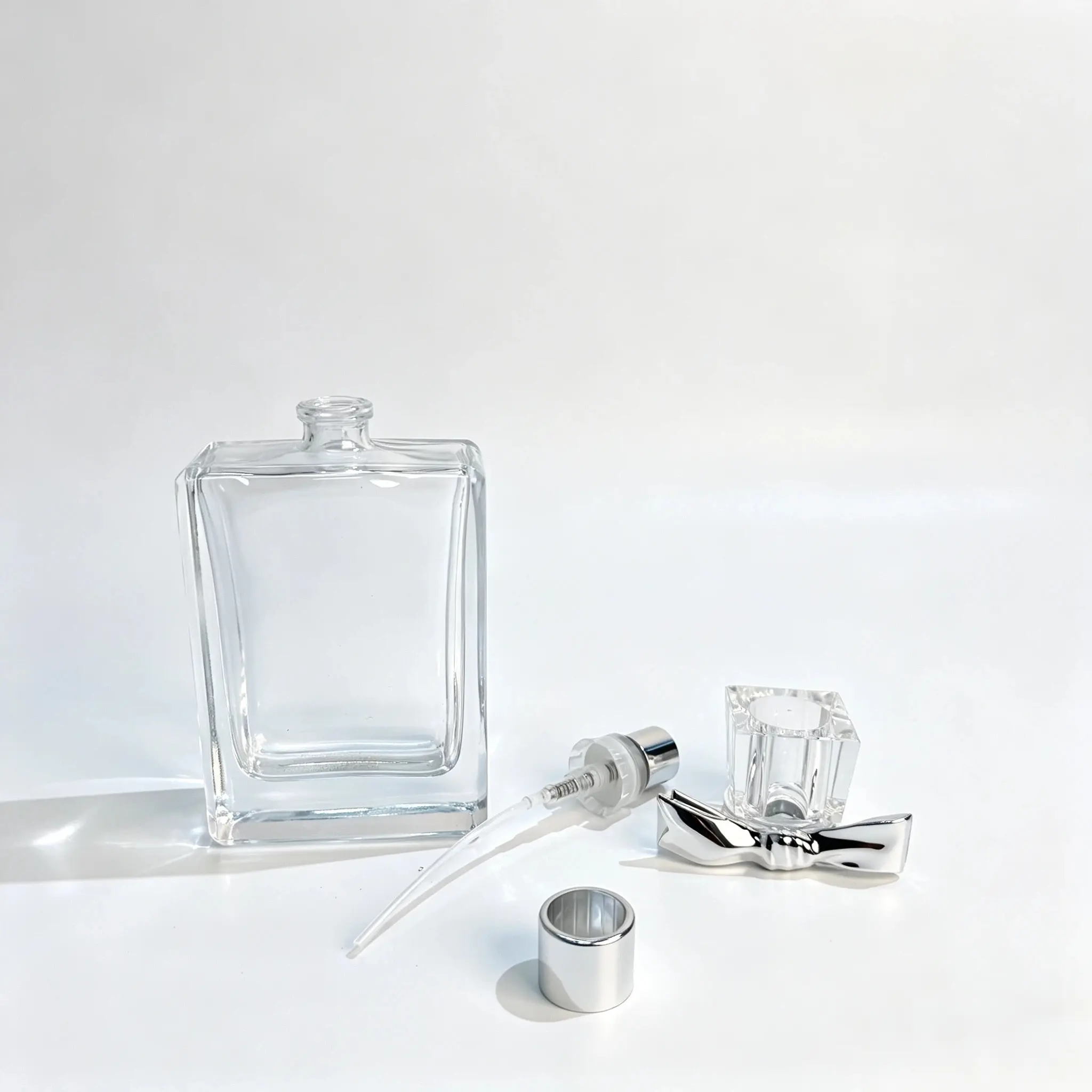 50ml 리본 향수병 - 스프레이어, 딥 튜브 및 캡 구성품 패키징 조립 평가를 위해 별도로 배치된 향수 스프레이어, 딥 튜브 및 캡 구성품이 있는 50ml 리본 향수병.