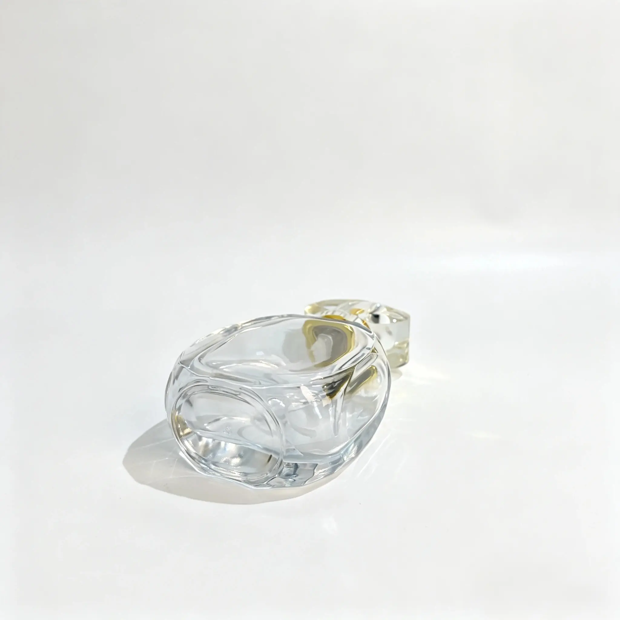 50ml Diamond Cut Glass Perfume Bottle – Golden Base Detail Bottom detail of the 50ml diamond cut glass perfume bottle showing the golden base and angular glass body.