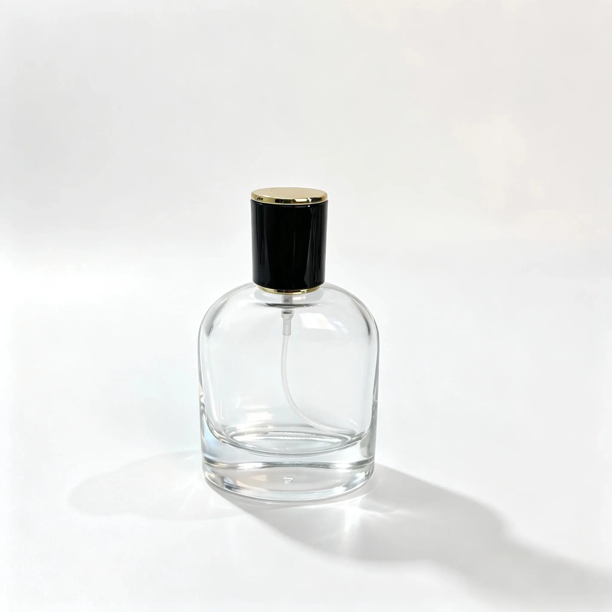 50ml Sticlă de parfum în formă de ou - Vedere frontală Vedere frontală a sticlei de parfum în formă de ou 50ml, arătând corpul său oval rotunjit, baza groasă și capacul decorativ asamblat.