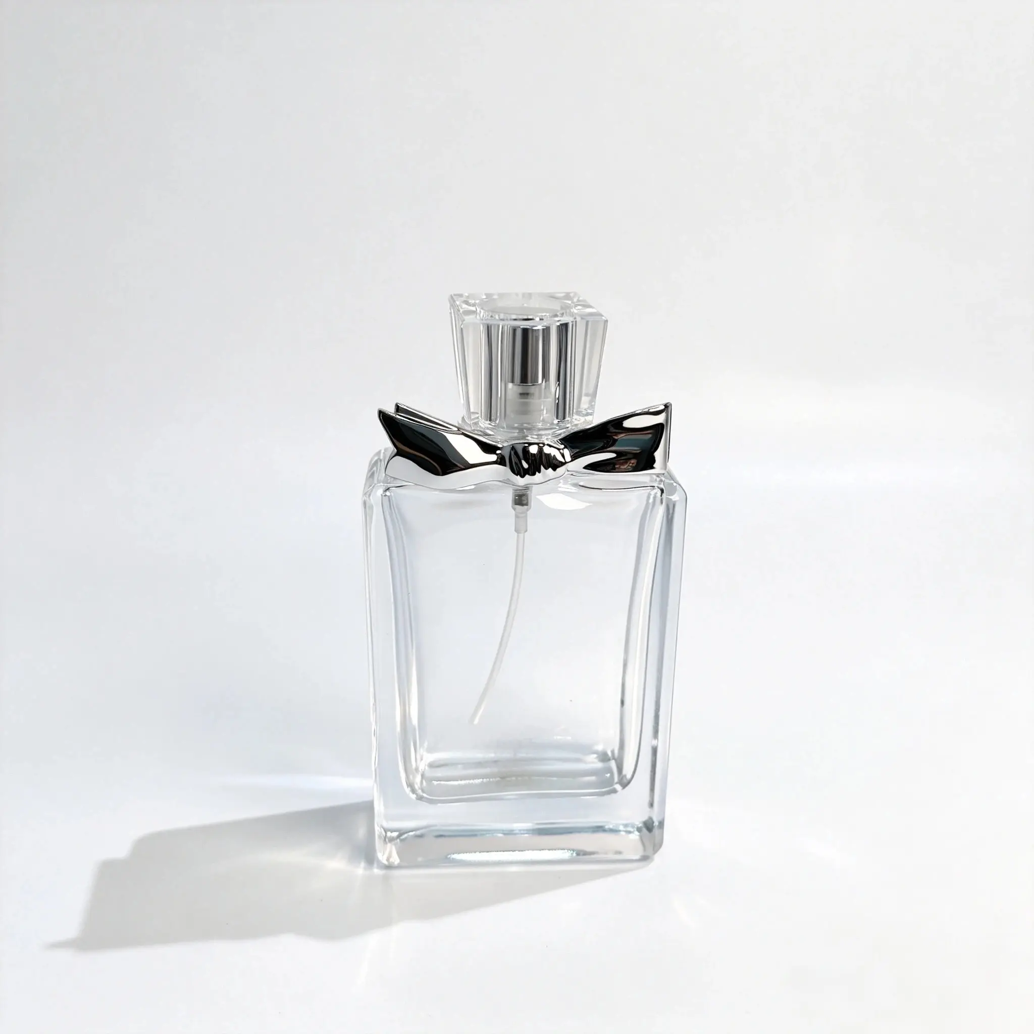 50ml 평면 직사각형 리본 향수병 - 정면도 장식 리본 디테일과 조립된 향수 캡이 있는 50ml 플랫 직사각형 향수병의 정면도.