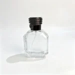 50ml sekizgen parfüm şişesinin geometrik gövdesi ve kendine özgü siyah sarmal tasarımlı kapağıyla önden görünümü.