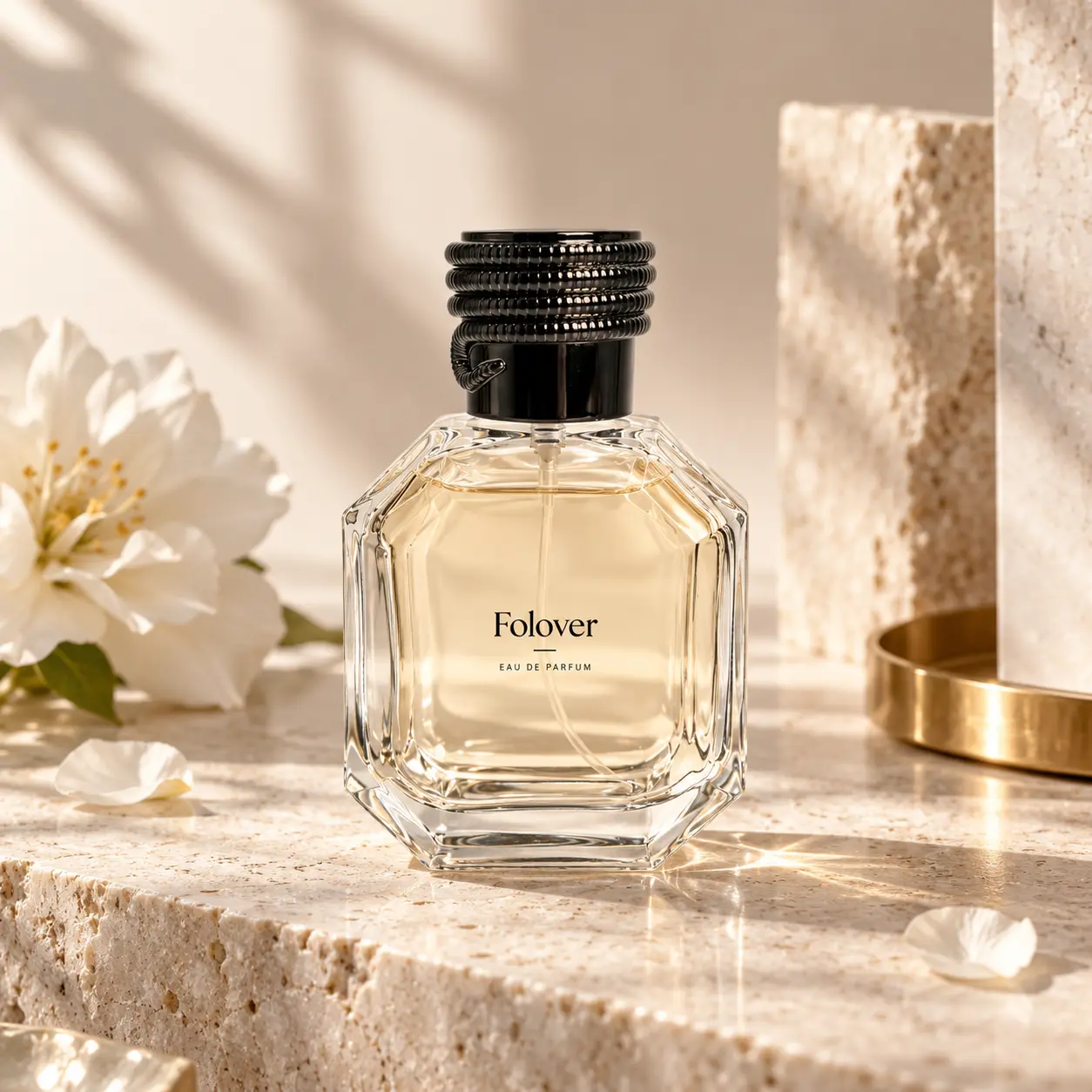 50ml Sekizgen Parfüm Şişesi – Parfüm Teşhir Sahnesi 50ml siyah helezon tasarımlı kapaklı octagonal parfüm şişesi, markalı parfüm ambalajı için parfüm teşhir ortamında sunulmaktadır.