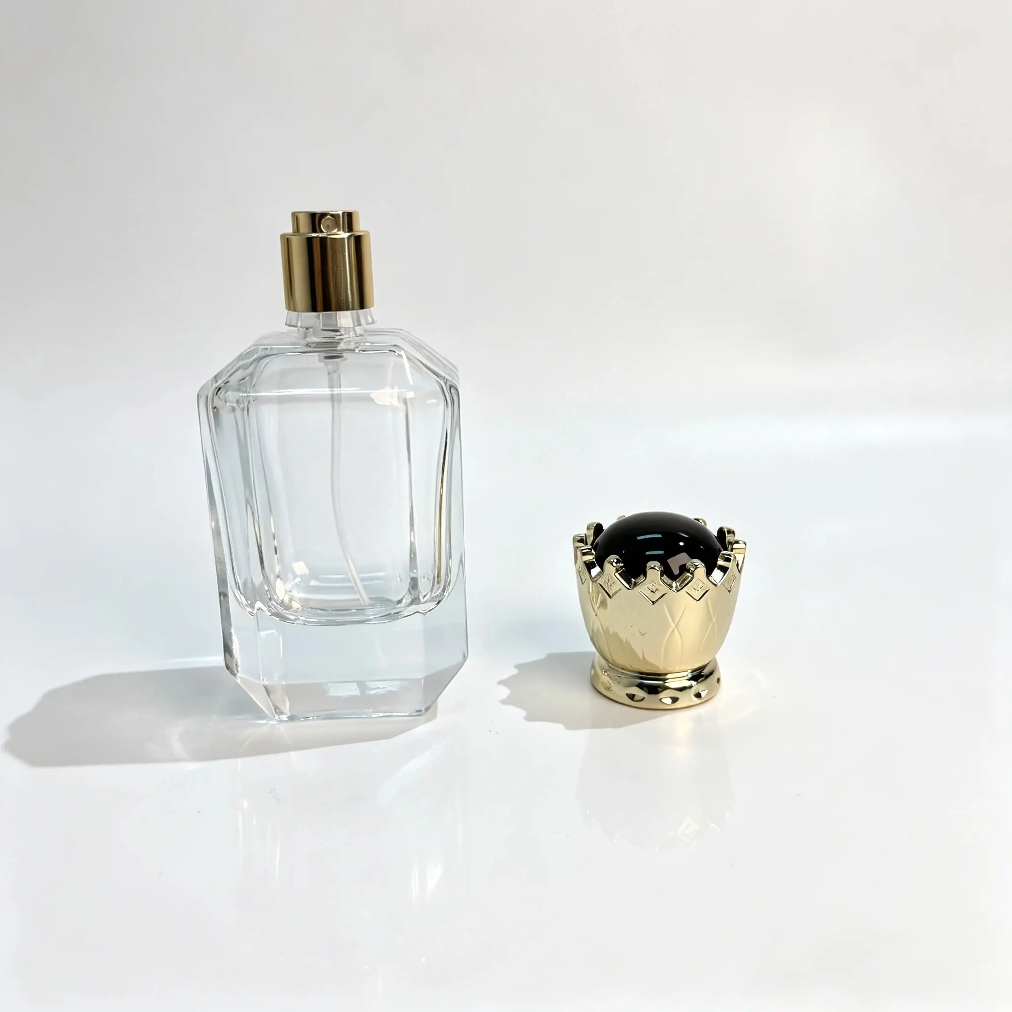 50ml Perfume Bottle – Decorative Crown Cap Removed View The 50ml perfume bottle with its decorative crown-shaped cap removed and positioned beside the bottle to show the separate closure arrangement.