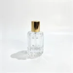 Vue de face du flacon de parfum à cannelures pétale 50ml montrant son corps à nervures verticales avec le pulvérisateur et le bouchon assemblés.