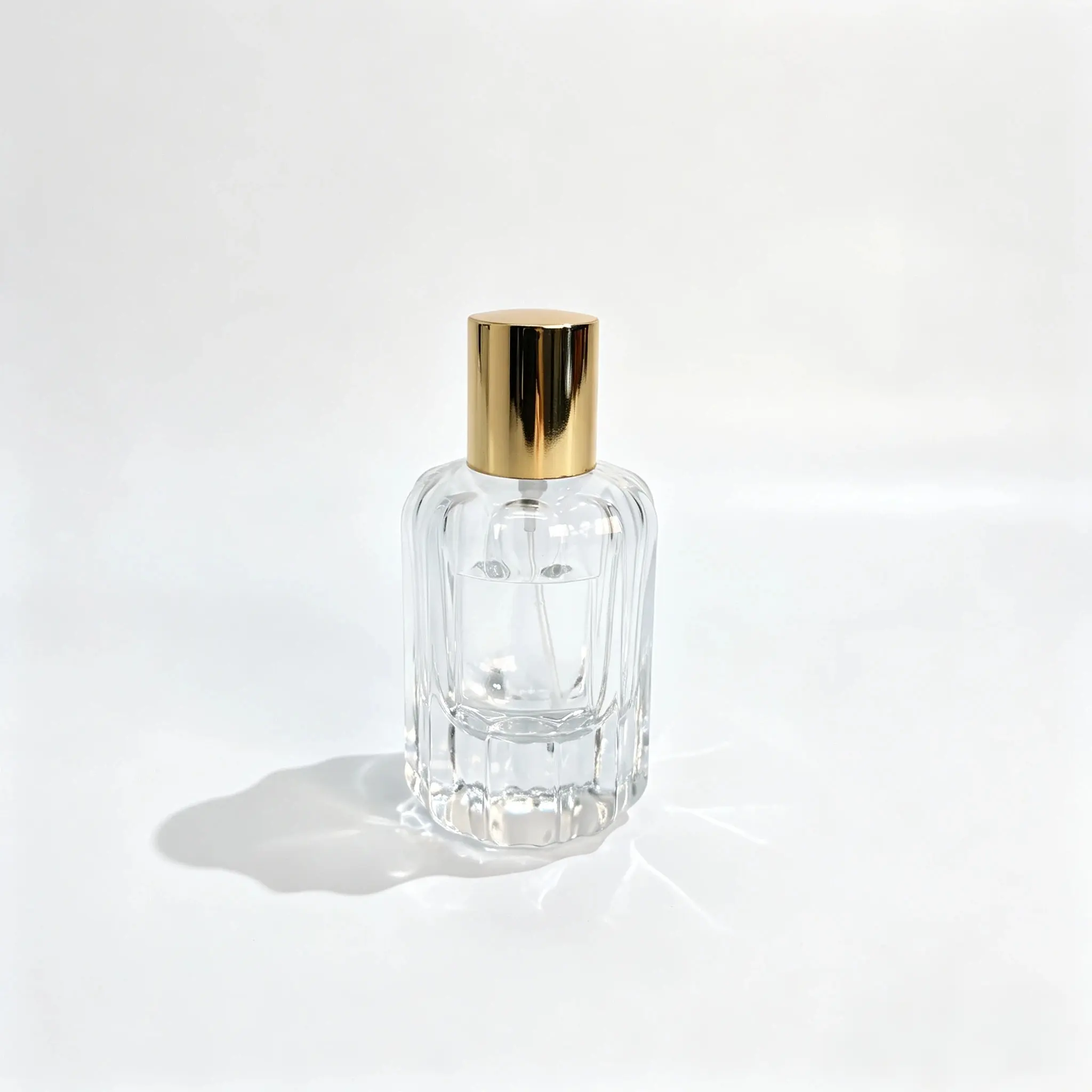 Vue de face du flacon de parfum à côtes pétales 50ml montrant son corps à nervures verticales avec le vaporisateur et le capuchon assemblés