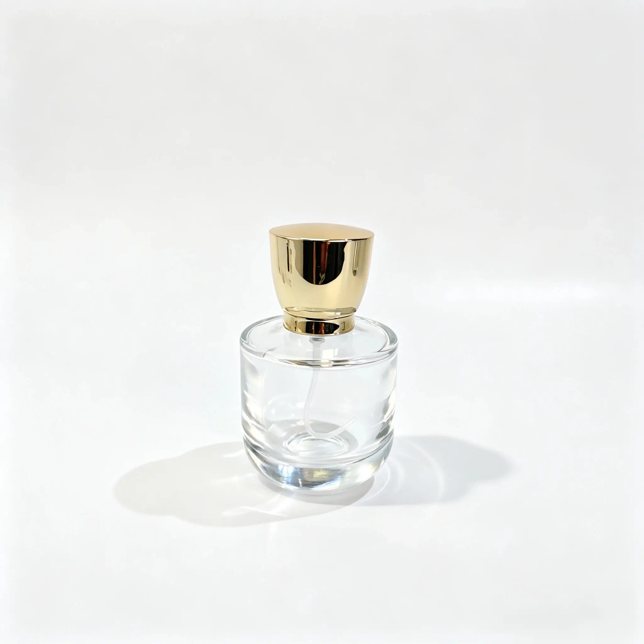 50ml Короткий круглый флакон для духов — вид спереди Вид спереди короткого круглого флакона для духов 50ml с гладким цилиндрическим корпусом и собранными распылителем и крышкой.