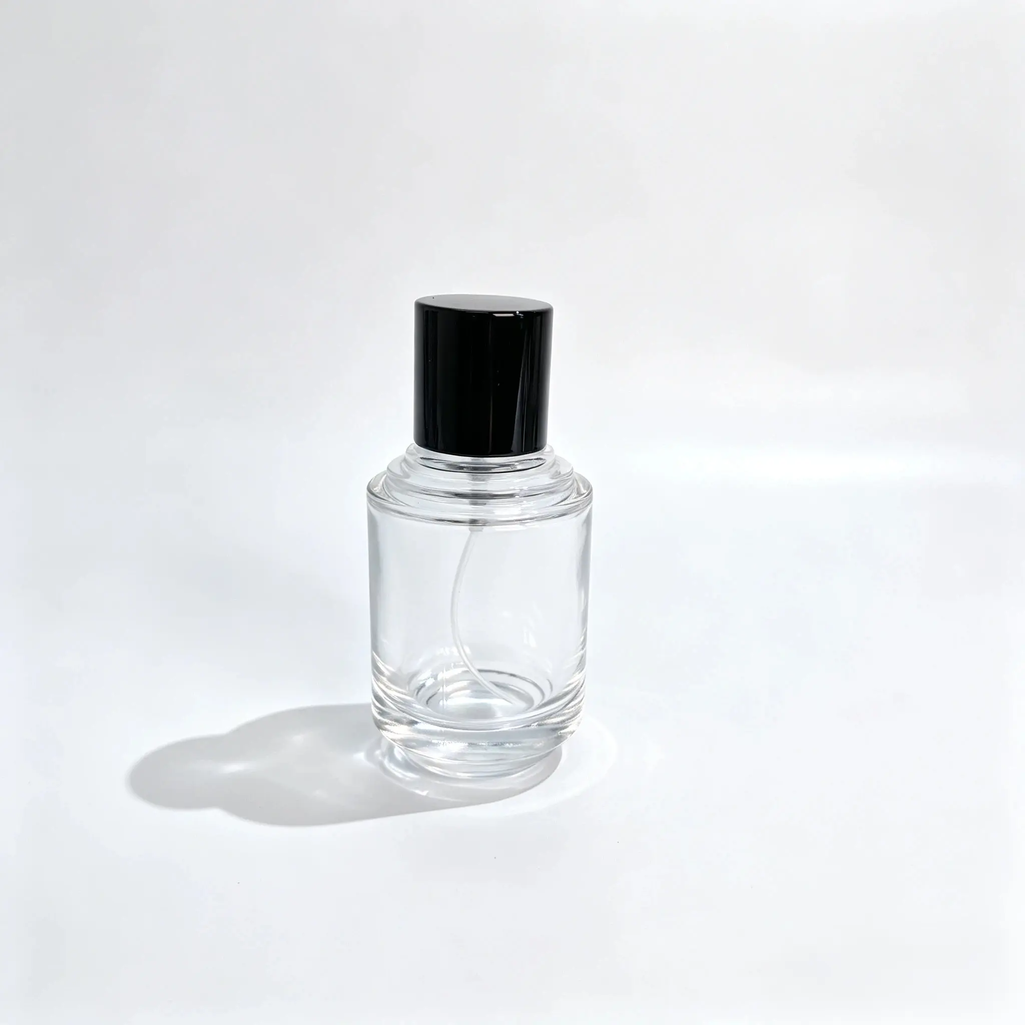 50ml Kademeli Boyunlu Parfüm Şişesi - Önden Görünüm Parfüm spreyi ve dekoratif kapağı monte edilmiş 50ml kademeli boyunlu silindirik parfüm şişesinin önden görünümü.