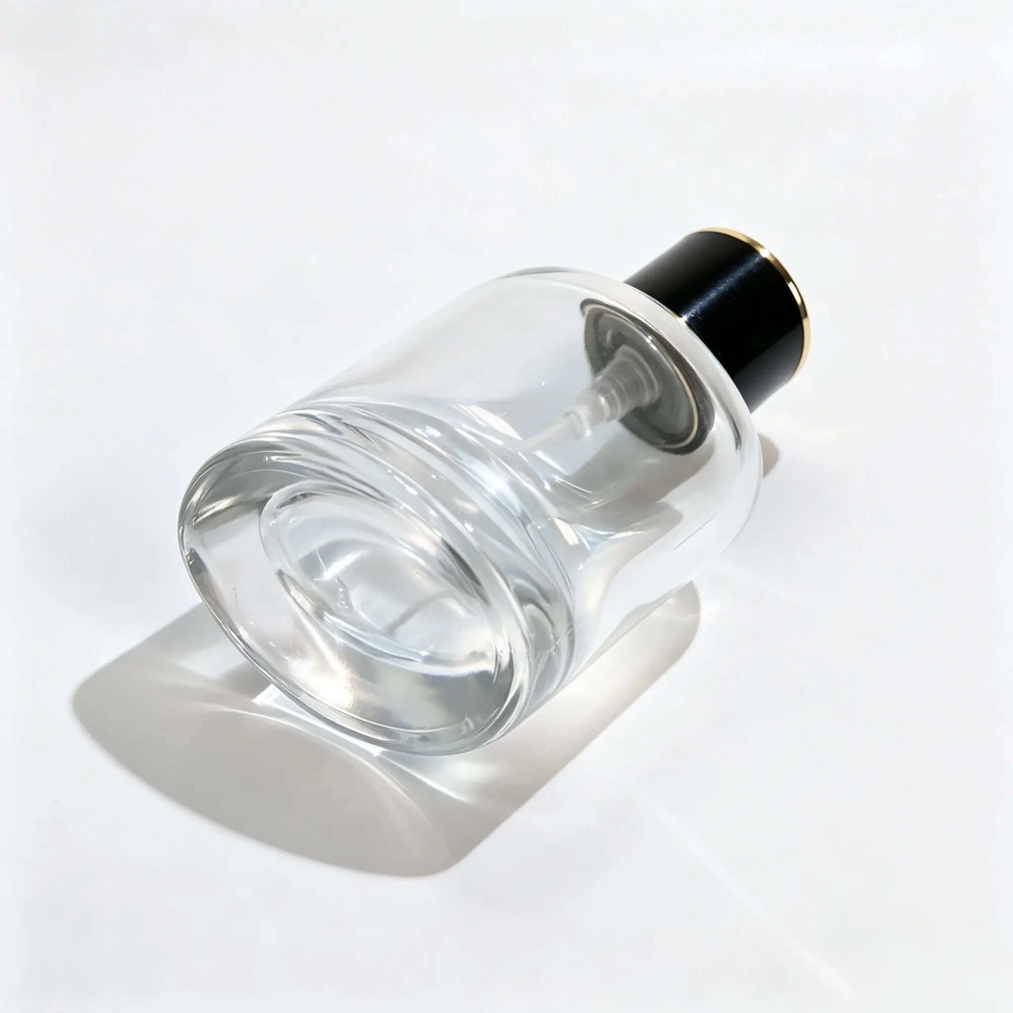 50ml Sticlă de parfum cu bază groasă - Structura bazei Vedere laterală culcată a sticlei de parfum cu bază groasă 50ml, evidențiind structura inferioară și corpul curbat în formă de ou.