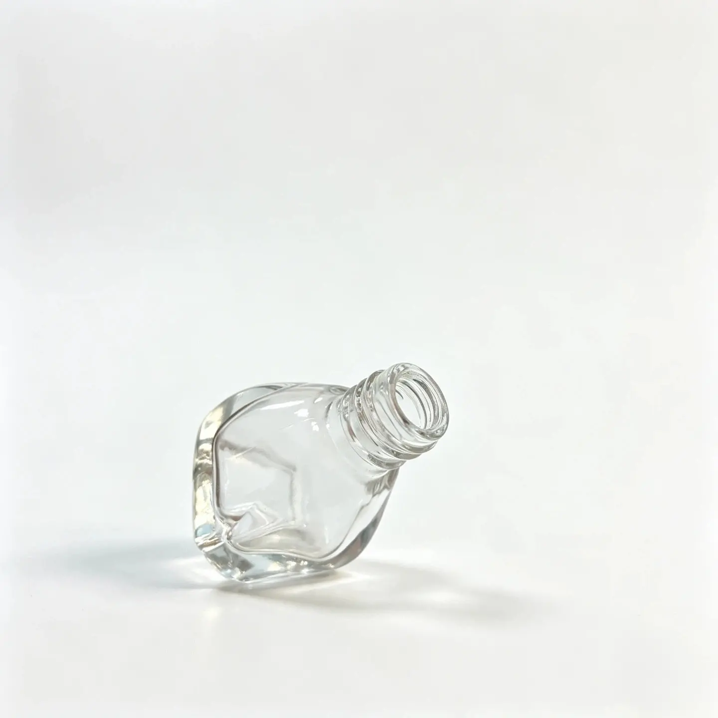 5ml konische Nagellackflasche – Detail Schraubhals Schraubhals-Detail der 5ml konischen Glas-Nagellackflasche