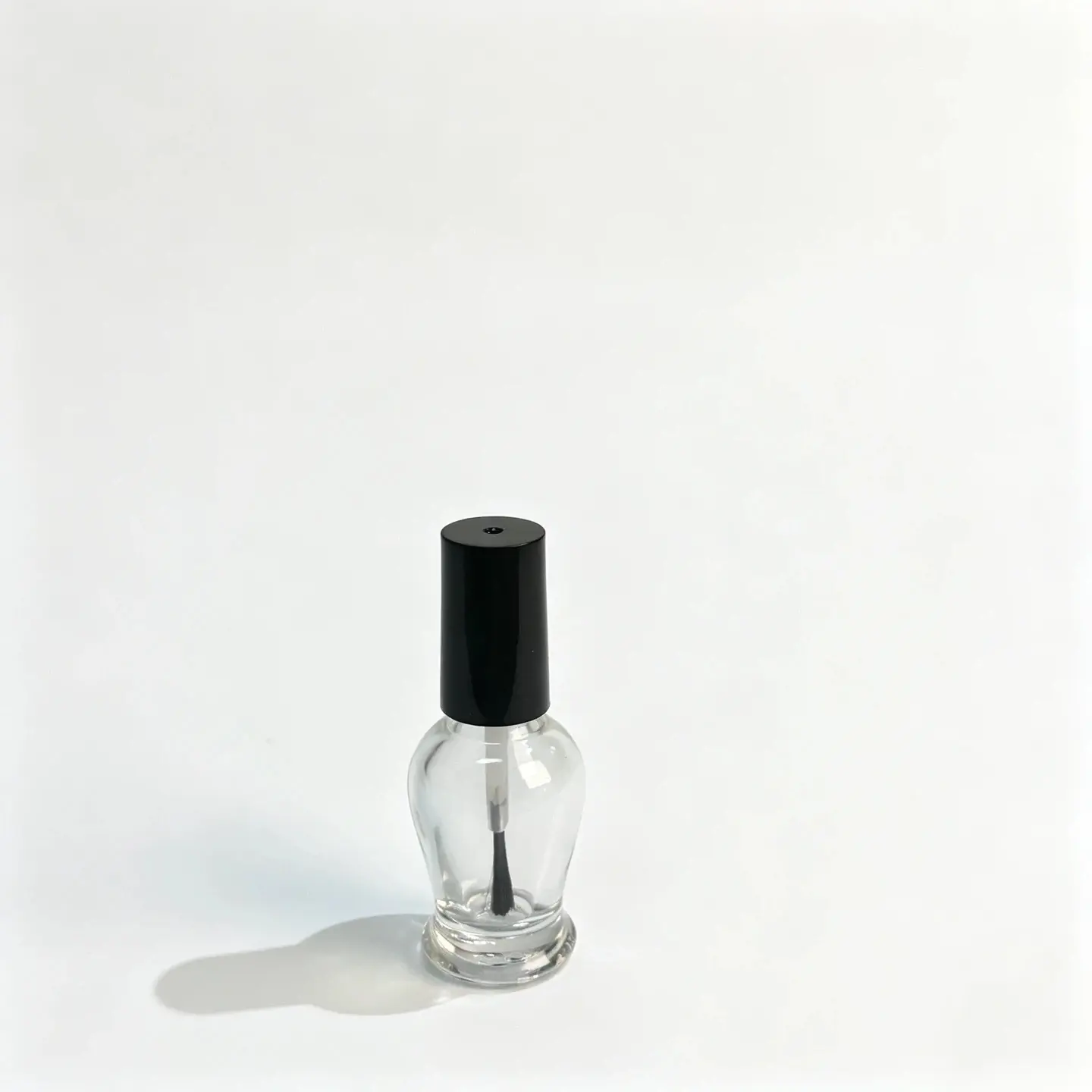 8ml منظر أمامي لزجاجة طلاء أظافر منحنية 8ml زجاجة طلاء أظافر منحنية معروضة من الأمام بجسمها المحدد وغطائها
