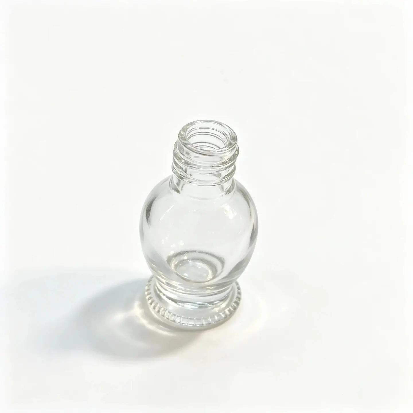8ml تفاصيل الرقبة اللولبية لزجاجة طلاء الأظافر منظر قريب للرقبة اللولبية لزجاجة طلاء الأظافر 8ml لمطابقة الفرشاة والغطاء