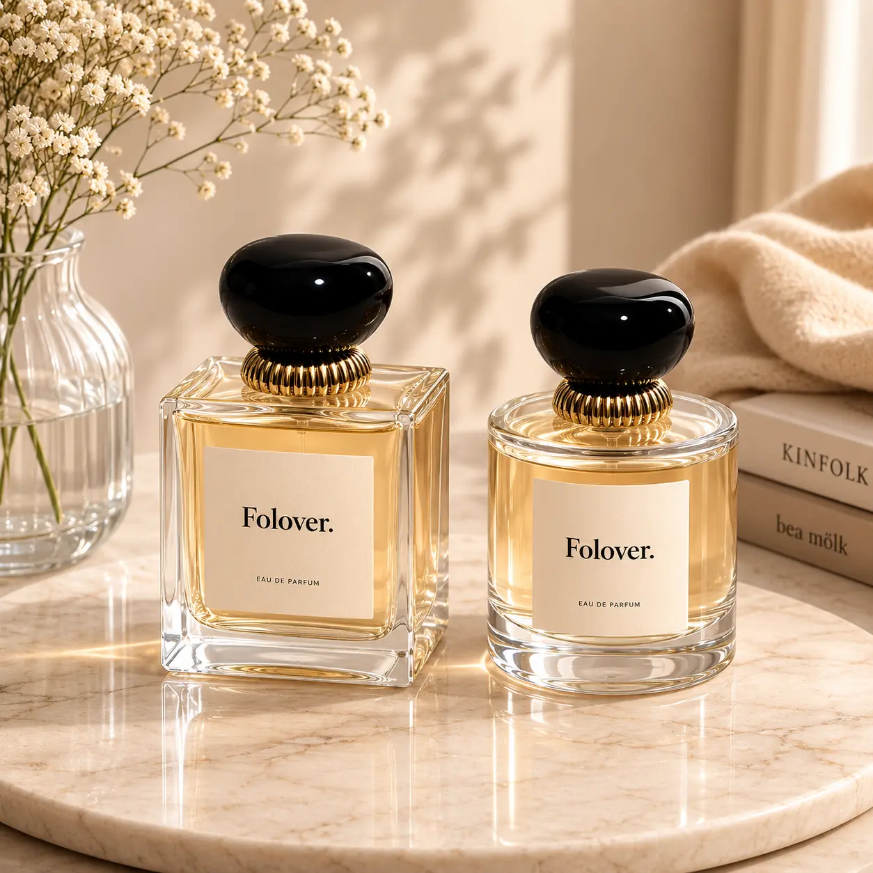 Capac de parfum din rășină negru, în formă de pietricică, cu nervuri, prezentat asamblat pe un flacon de parfum ca referință de aplicație pentru ambalajul de parfum