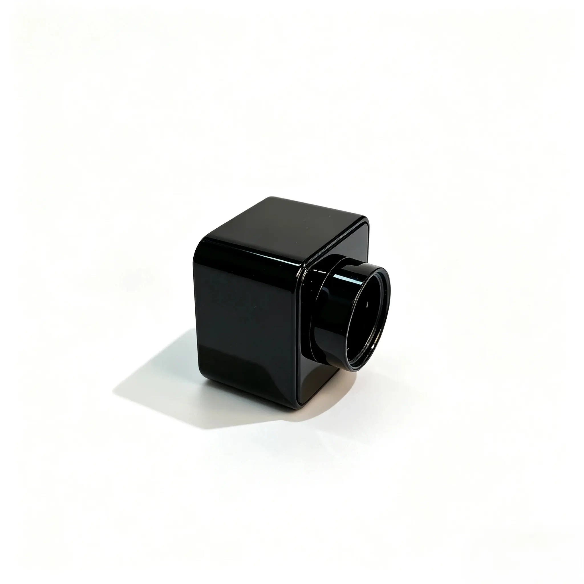 Vista derecha de la abertura del tapón de perfume cuadrado negro ABS Tapón de perfume cuadrado negro ABS colocado horizontalmente con la abertura del tapón hacia la derecha para evaluar la estructura del cierre