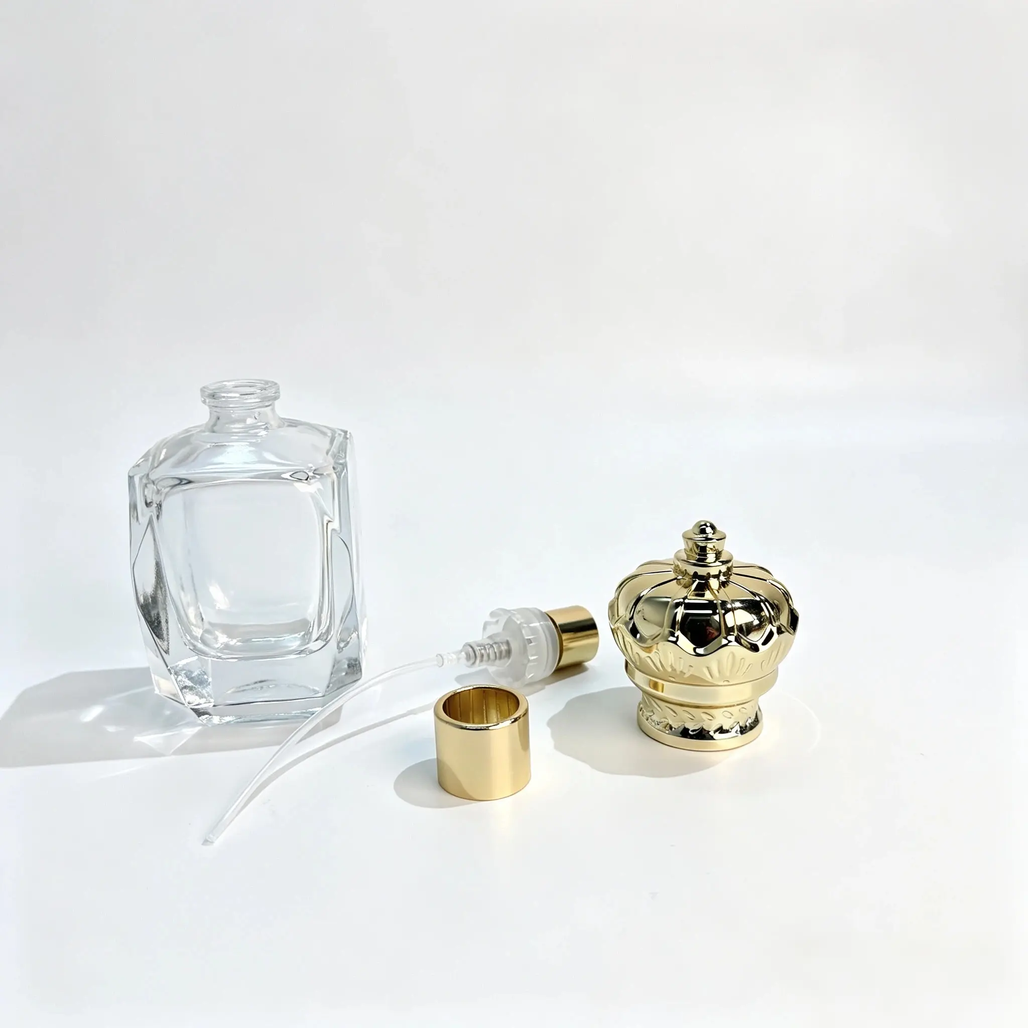 زجاجة عطر Crown Diamond معروضة مع مضخة الرش وأنبوب الغمس والغطاء الزخرفي المنفصلة لاختيار المكونات.