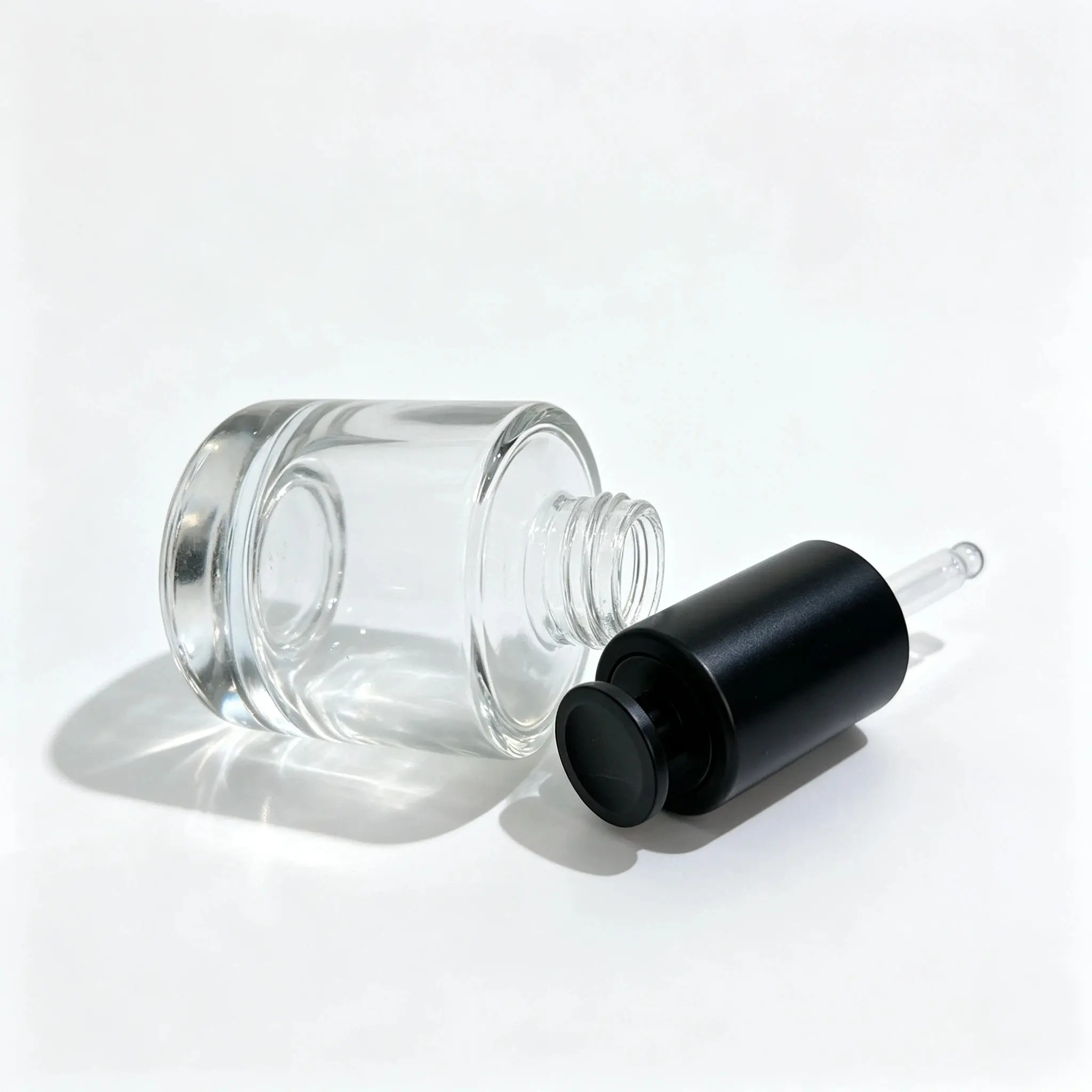 Due opzioni di componente contagocce mostrate per la boccetta skincare 30ml