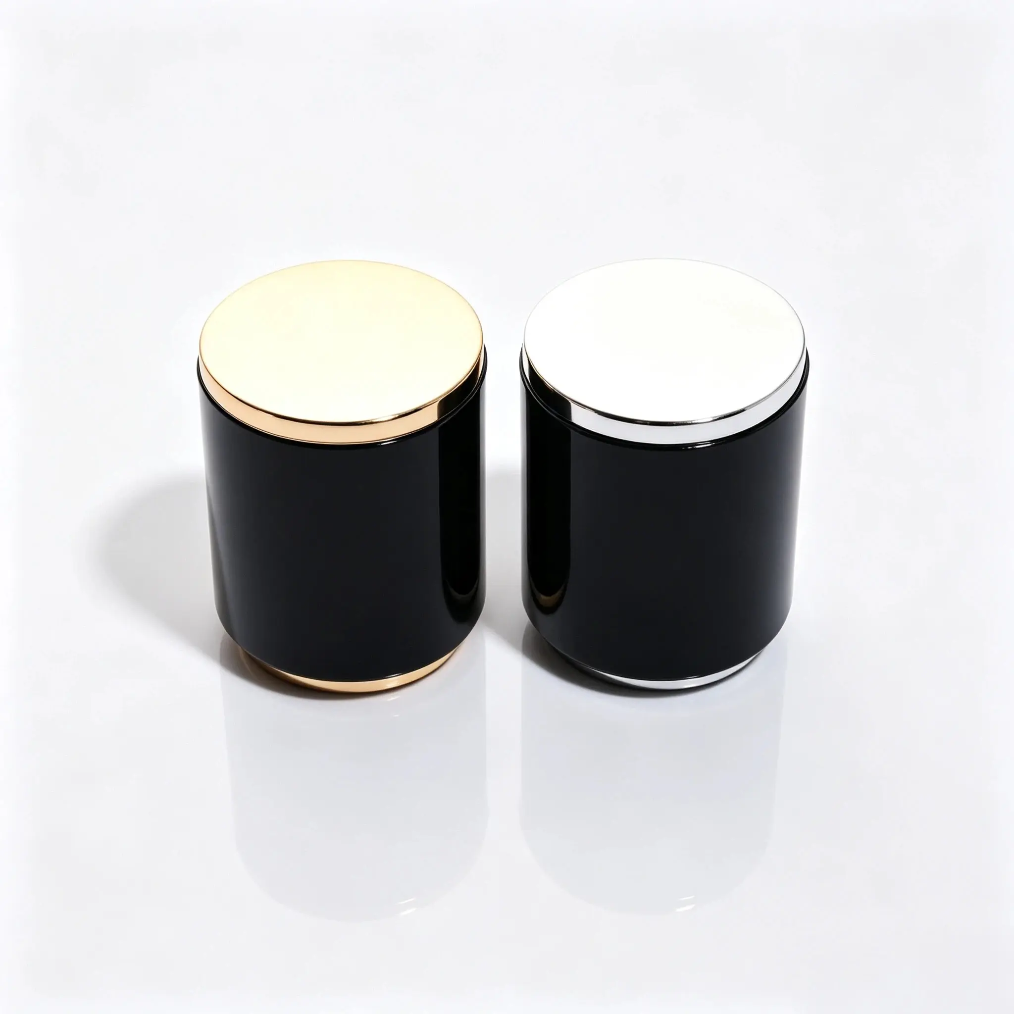 Vedere din spate a capacului de parfum din rășină negru, în formă de pietricică, cu nervuri Capac de parfum din rășină negru, prezentat din spate, cu profilul său neregulat în formă de piatră de râu și suprafața texturată vertical vizibile